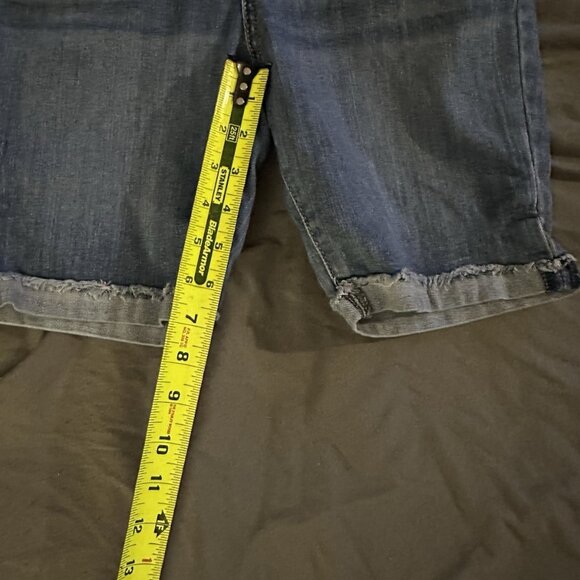 Levi’s Mid Rise Bermuda Jean Shorts Women’s W26 - Picture 4 of 6